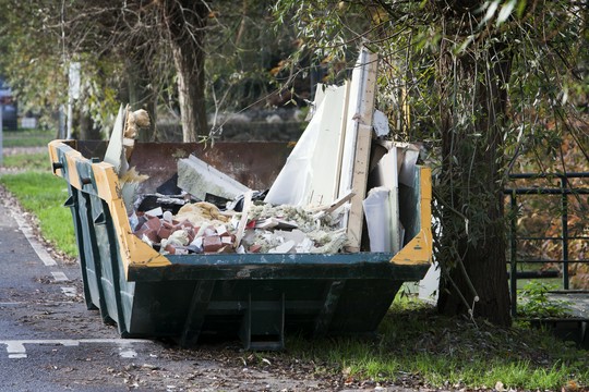odpady po remoncie w kontenerze budowlanym